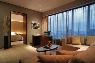 酒店服務(wù)員透露 情侶住宿，‘先別開(kāi)燈’用手機(jī)輕松‘排雷’